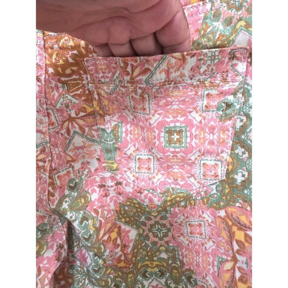 Bandolino Women Riley Pink & Green Floral Print Bermuda Shorts Size 10 - Picture 4 of 7